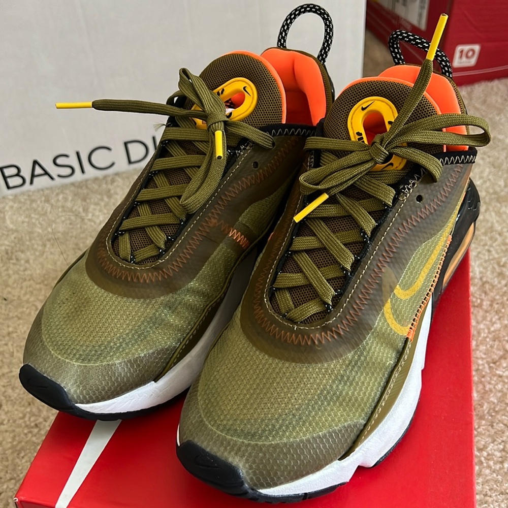 Women Nike Air Max 2090 size 6.5